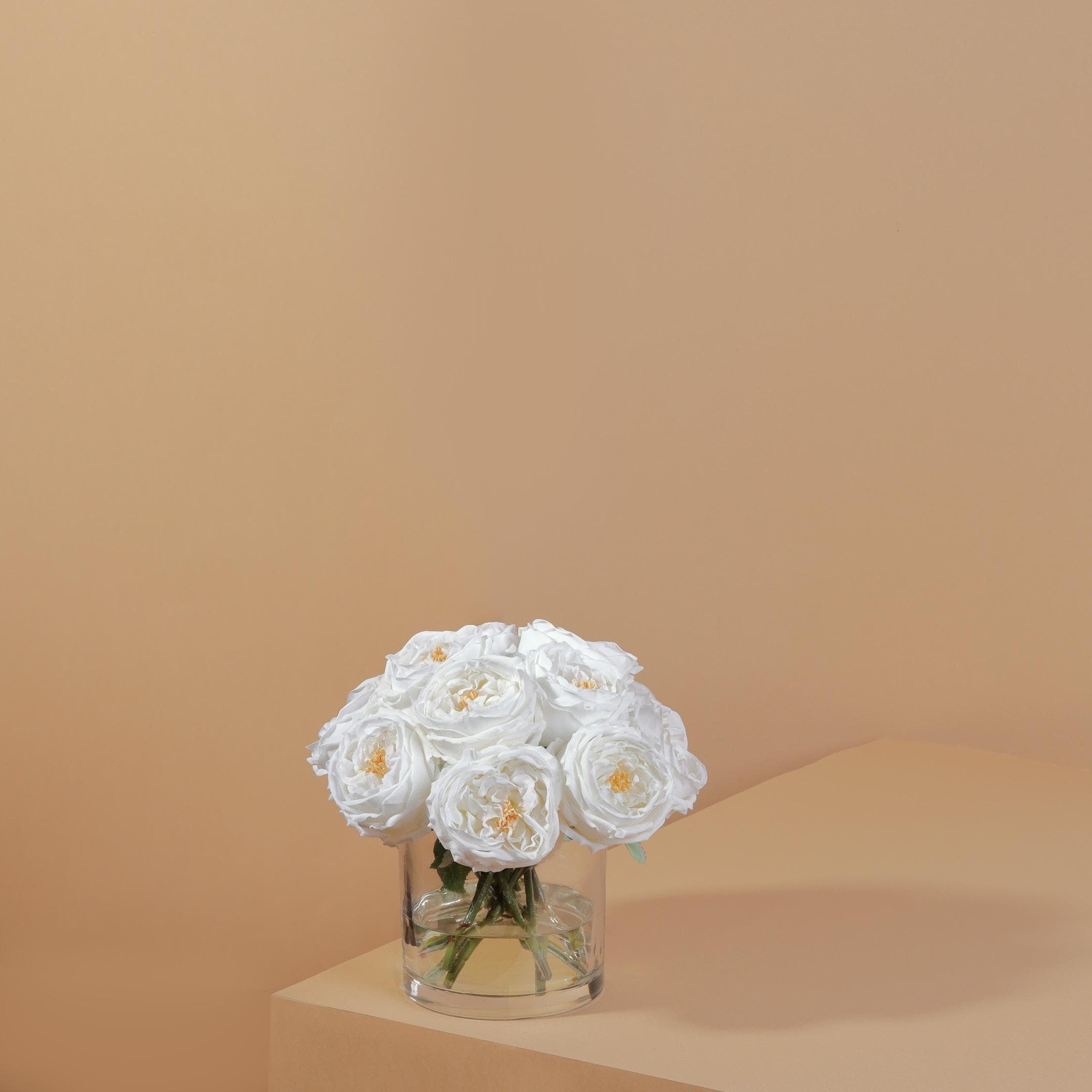 Midiam English roses araangments in glass vase